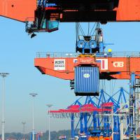 4784_0798 Transport eines Containers mit dem Containerkran am Containerbahnhof Burchardkai. | Container Terminal Burchardkai CTB